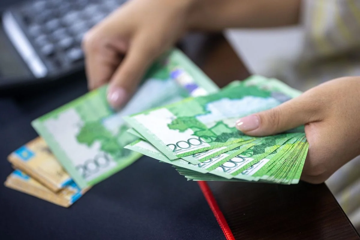 Russians Withdraw Billions Amid Fears of Deposit Seizure