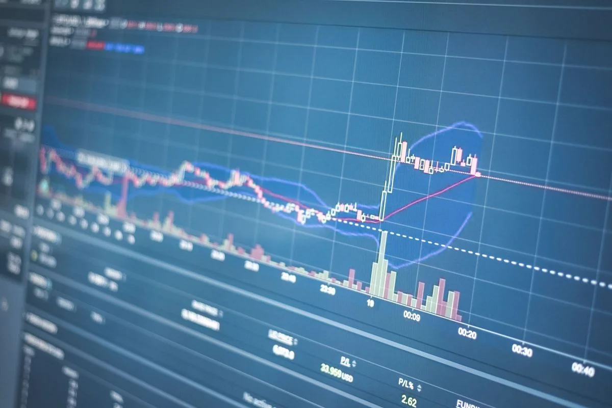 XRP Price Volatility: Falls Below $1 Before Reclaiming